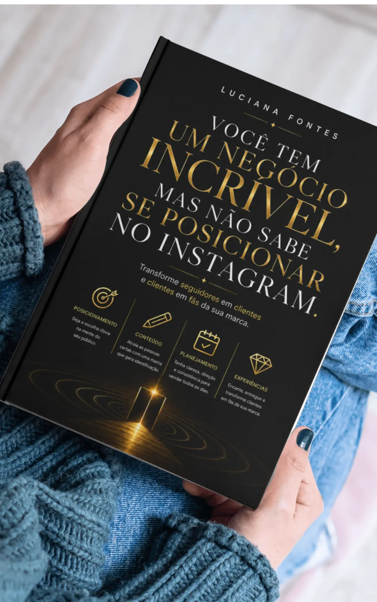 Mockup impresso do e-book sendo segurado nas mãos